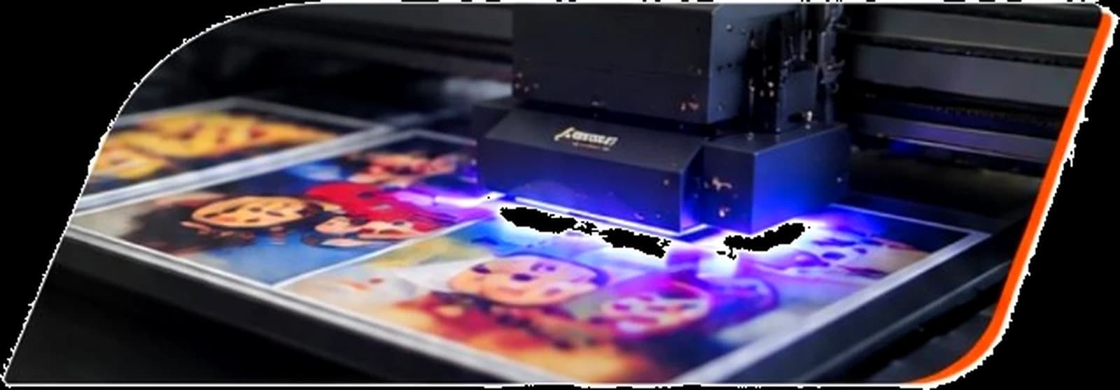 UV baskı makinesi çalışırken